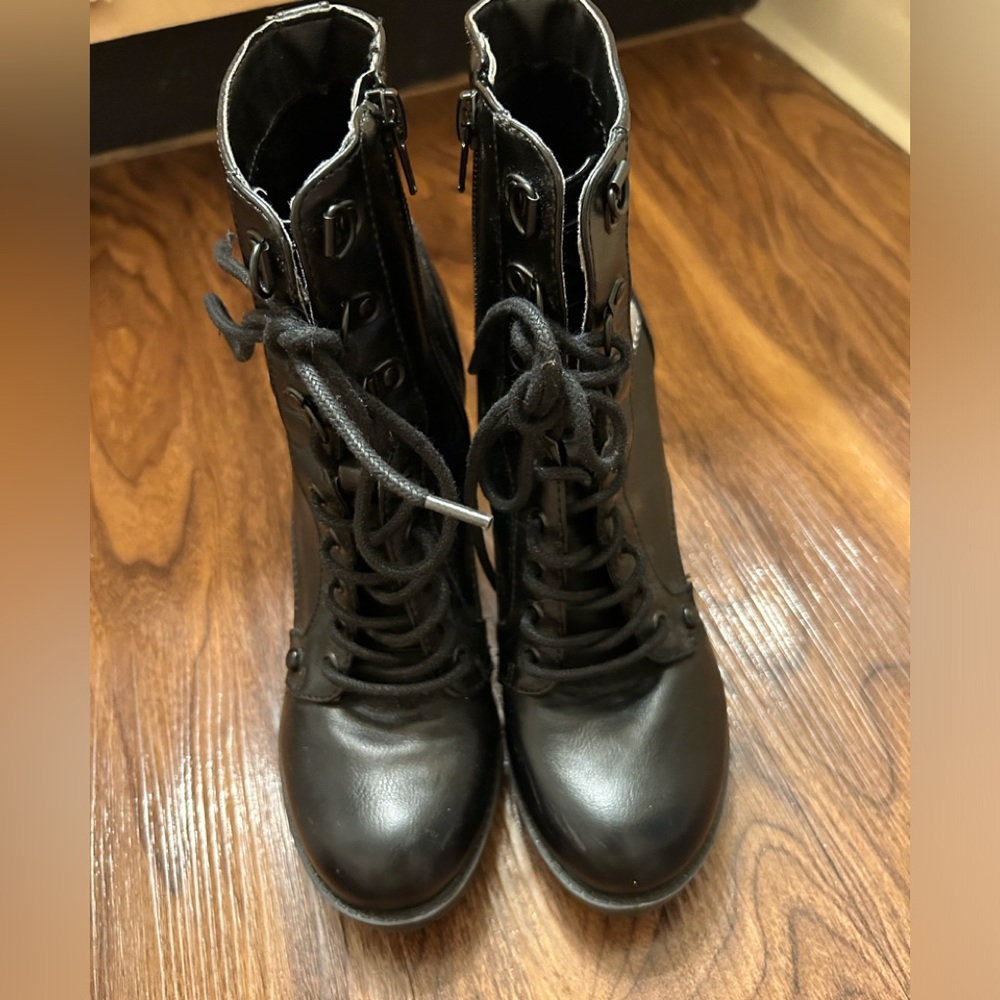 Guess black boots. Size 6. Perfect Condition